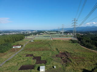 ドローンで撮影した田畑と道路