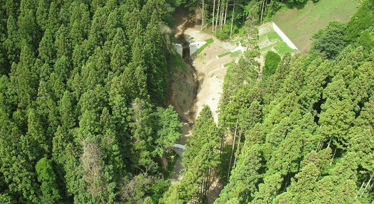 山あいの治山工事を上空から見たところ